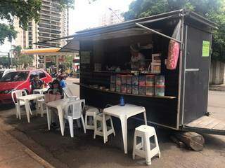 Mesas e cadeiras são espalhadas em volta do trailer (Foto: Alana Portela)