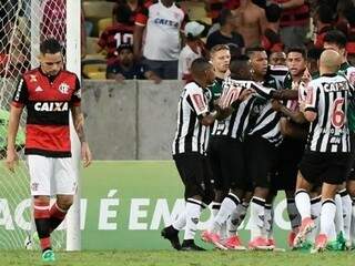 Jogadores do Atlético-MG abraçam Elias após ele marcar contra o Flamengo, no Maracanã. (Foto: ESPN/UOL)