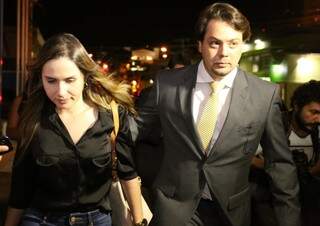 Geovana deixou a delegacia sem falar com a imprensa, acompanhada do advogado. (Foto: Marcelo Victor).