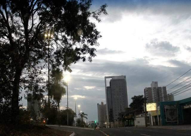 Ar frio mant&eacute;m pouca nebulosidade e temperaturas aumentam aos poucos  