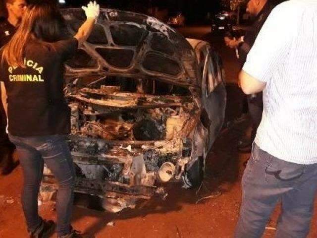 Homem morto em carro incendiado seria pistoleiro do narcotr&aacute;fico