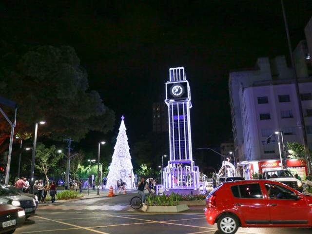 Em clima de Natal, árvore de 15 metros já ilumina o Centro de Campo Grande  - Capital - Campo Grande News