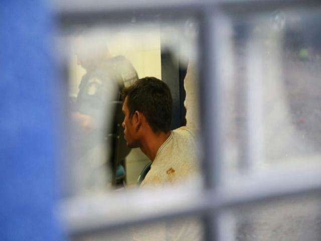 Jovem de 24 anos &eacute; preso em flagrante suspeito de esfaquear vizinha em favela