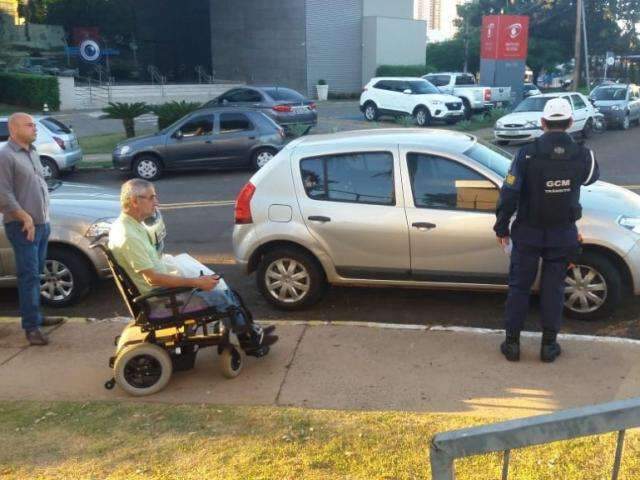 Ap&oacute;s den&uacute;ncia, guarda encontra tabletes de maconha escondidos em terreno baldio