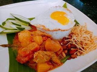 Prato Nasi Lemak, original da Malásia, arroz cozido com leite de coco, legumes e proteína de soja com tempero curry, batata palha, amendoim e pepino. (foto: divulgação)