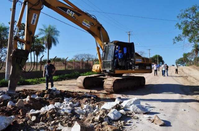 Paulo Duarte assina ordem de servi&ccedil;o para obras de pavimenta&ccedil;&atilde;o e drenagem