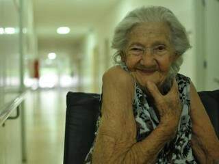 Francelina da Silva, aos 95 anos, está entre os  mais velhos do Recanto São João Bosco (Foto: Alcides Neto/Arquivo)