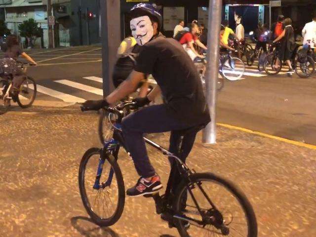 Pedalada de Halloween faz ciclistas sa&iacute;rem fantasiados em movimento mundial