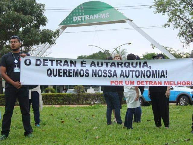 No 2&ordm; dia de greve, vistoria e libera&ccedil;&atilde;o de ve&iacute;culos seguem suspensas