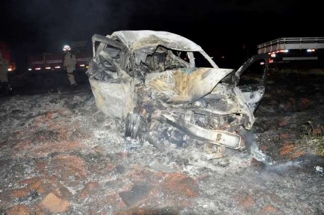 Sandero colide em caminh&atilde;o e mata motorista carbonizado na BR-267