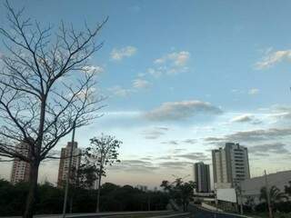 Dia amanhecendo em Campo Grande com algumas nuvens no céu (Foto: Kisie Aionã)