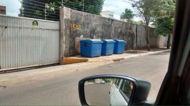 Lixeiras de residencias  impedem o transito de pedestres em bairro