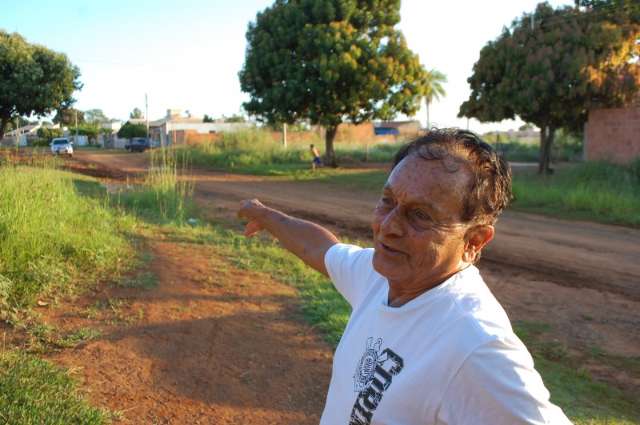 Morador fica feliz com an&uacute;ncio, mas cobra urg&ecirc;ncia em pavimenta&ccedil;&atilde;o