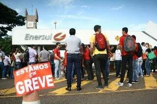 Funcionários cobram garantia de empregos na venda da Enersul.(Foto: Marcos Ermínio)