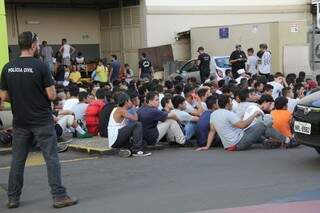 Dezenas de adolescentes colocados no chão de estacionamento. (Foto: Marcos Ermínio)