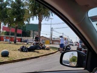 Antes da chegada dos bombeiros, outros motoristas pararam pararam para socorrer a vítima (Foto: Direto das Ruas)