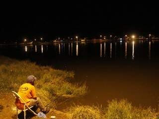 Na beira da lagoa, morador tenta pescar (Foto: Marcelo Victor)