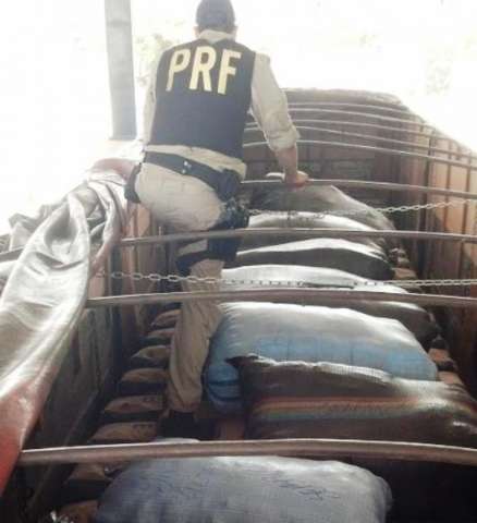 Caminh&atilde;o com 1 tonelada de roupas contrabandeadas &eacute; apreendido em Corumb&aacute;