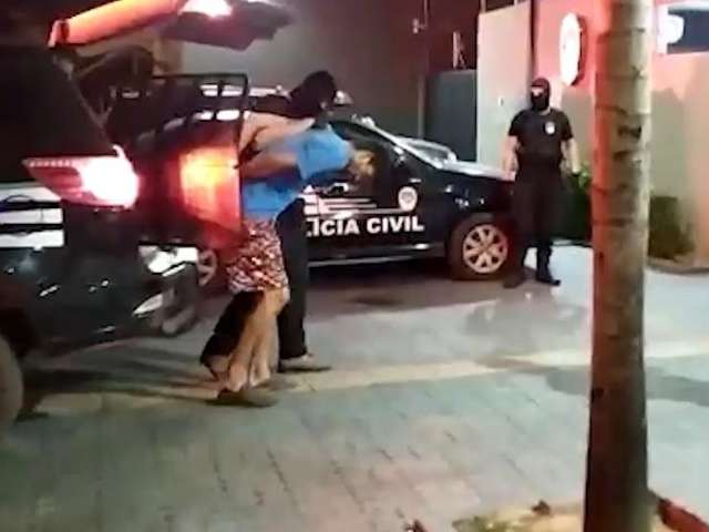 V&iacute;deo mostra momento em que suspeito de matar major chega em delegacia 