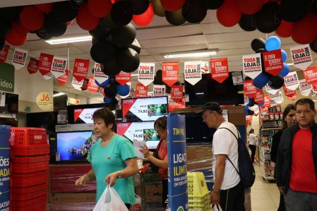 Sem filas gigantes, chuva atrapalha primeiras horas do Black Friday 