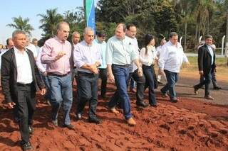 O governador Reinaldo Azambuja, durante vistoria de obras de pavimentação asfáltica em Amambai (Foto: Divulgação)