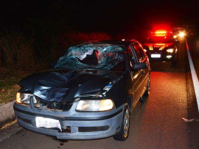 Pedestre morre ao ser atropelado por carro e lan&ccedil;ado sobre para-brisa