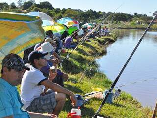 Pescadores se reúnem durante torneio, que reuniu 2,4 mil participantes no evento. (Foto: Divulgação/A. Frota)