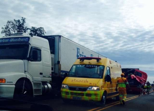 Acidente entre duas carretas deixa dois feridos e tr&acirc;nsito lento na BR-163