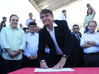 Jair Bolsonaro ( no centro) durante visita que fez a Nioaque, em julho do ano passado (Foto: Arquivo)