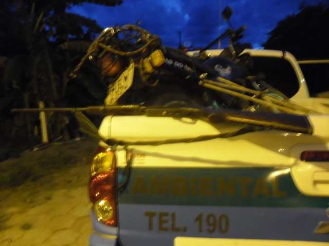 Homem foge da PMA e abandona moto e espingarda de ca&ccedil;a