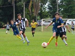 Inaldo Lisboa, na condução da bola, uma das três jovens promessas do Grêmio Santo Antônio, de Campo Grande, que irão treinar no Corinthians (Foto: GSA/Divulgação)