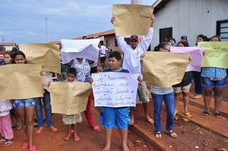 Famílias que ocupam casas do Residencial Dioclécio Artuzi III protestam contra ordem de despejo (Foto: Eliel Oliveira)