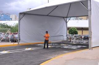 Novo portão do Mercadão fica na Rua Anhanduí. (Foto: Alcides Neto)