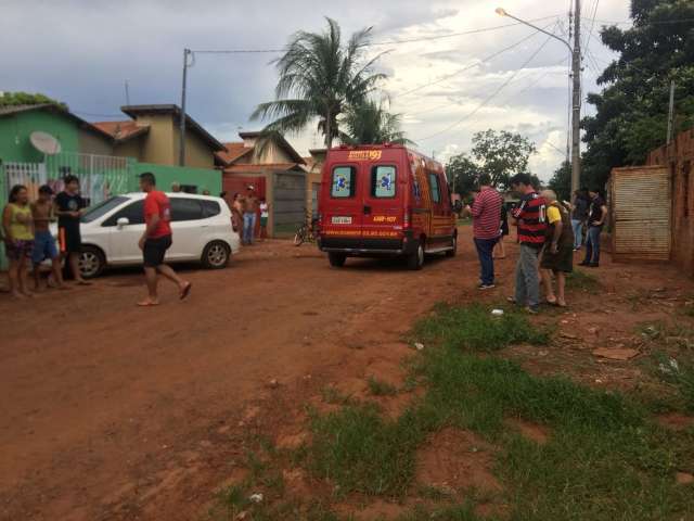 Jovem de 23 anos pula muros para escapar de dupla, mas acaba esfaqueado