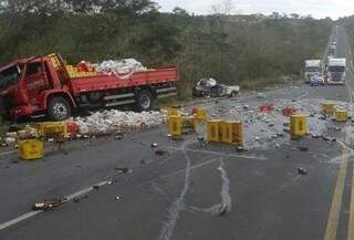 As bebidas ficaram espalhadas na pista. O Fiat Strada ficou destruído. (Foto: Via WhatsApp / reproduzido do site Edição de Notícias). 