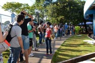 Poucos atendentes resultaram em fila longa e sob o sol no pátio da universidade (Foto: Simão Nogueira)