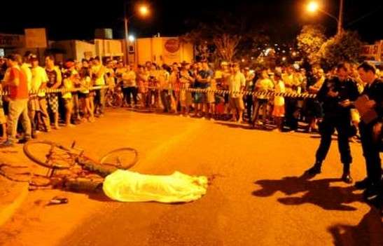 Ciclista de 28 anos morre atropelado por carreta bitrem