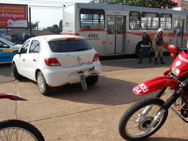  Acidente entre &ocirc;nibus, dois carros e moto deixa mulher ferida no centro 