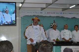 O chef Cumpadi João, de chapéu, na aula-show (Foto: Alana Portela)