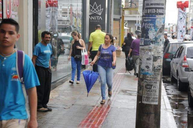 Shoppings, lojas de rua e supermercados trabalham em hor&aacute;rio especial 