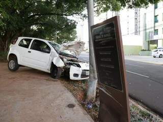 Com a colisão, a placa do monumento e o poste ficaram danificados (Foto: Kisie Ainoã)