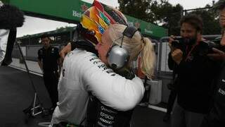 Hamilton festeja conquista da pole com membros da Mercedes após sábado conturbado em Imola (Fotos: Sutton Images/FIA)