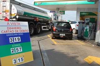 Posto faz gasolina por R$ 3,19, mas preço deve subir cerca de R$ 0,15 até o fim da tarde (Foto: Pedro Peralta)