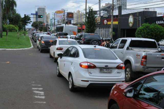 Decreto prev&ecirc; limite de carros, vistoria, identifica&ccedil;&atilde;o e impostos para Uber