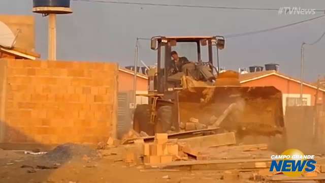 Constru&ccedil;&otilde;es irregulares em &aacute;reas invadidas no Celina Jallad s&atilde;o demolidas