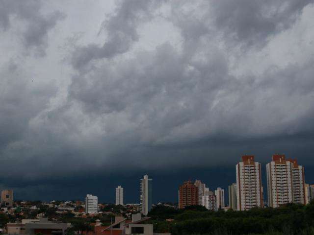 &ldquo;C&eacute;u preto&rdquo; e vento forte anunciam chuvas intensas nesta tarde