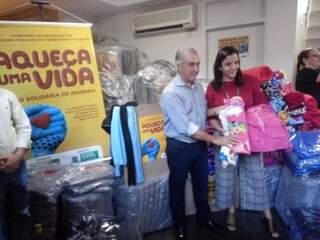 Reinaldo, ao lado da primeira-dama Fátima Azambuja, participou da campanha do agasalho.  (Foto: Leonardo Rocha)