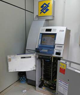 Caixa eletrônico de onde foi levado dinheiro. (Foto: Ribero Júnior/ Fátima News)