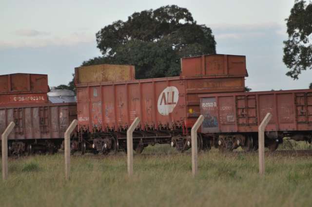 Empresa abandona vag&otilde;es com carga e fica a um passo de desativar ferrovia