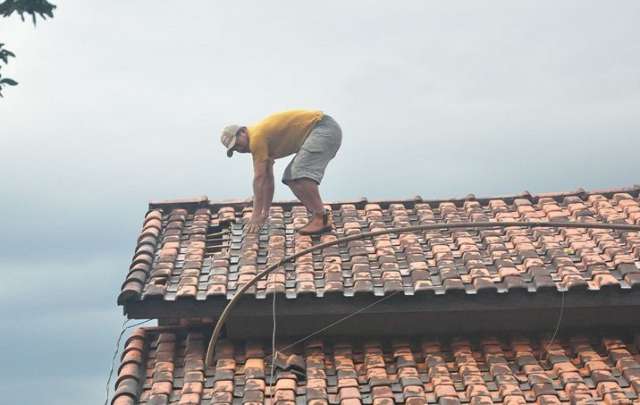 Chuva com vento forte derruba &aacute;rvores e muro de cemit&eacute;rio